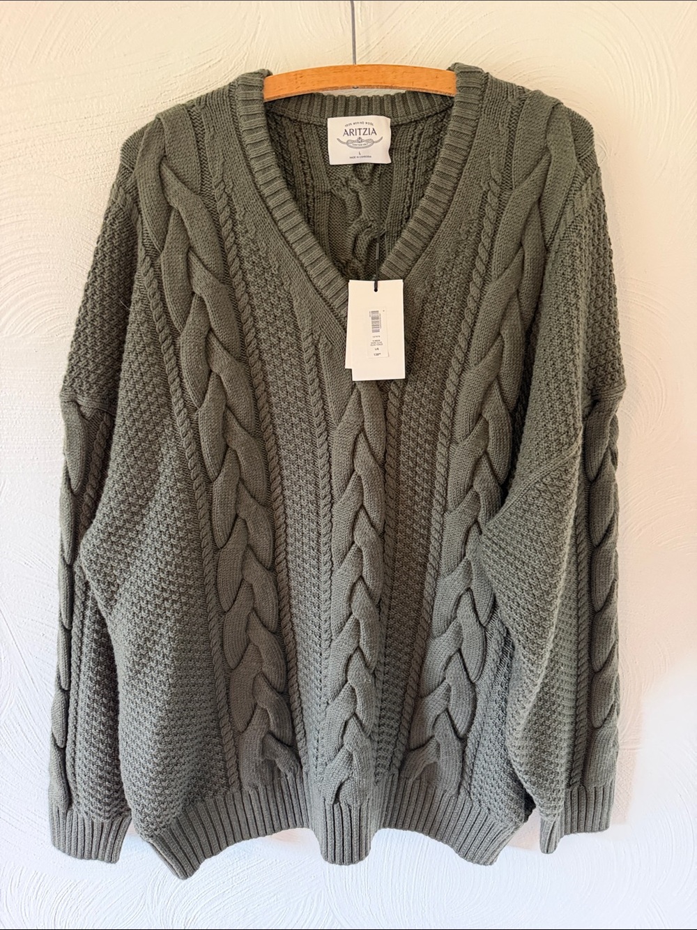 Aritzia Heritage Knit Merino Wool V-Neck Sweater. Size Large. NWT.